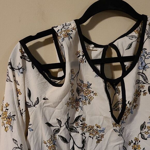 Maurice's top   - Picture 3 of 6